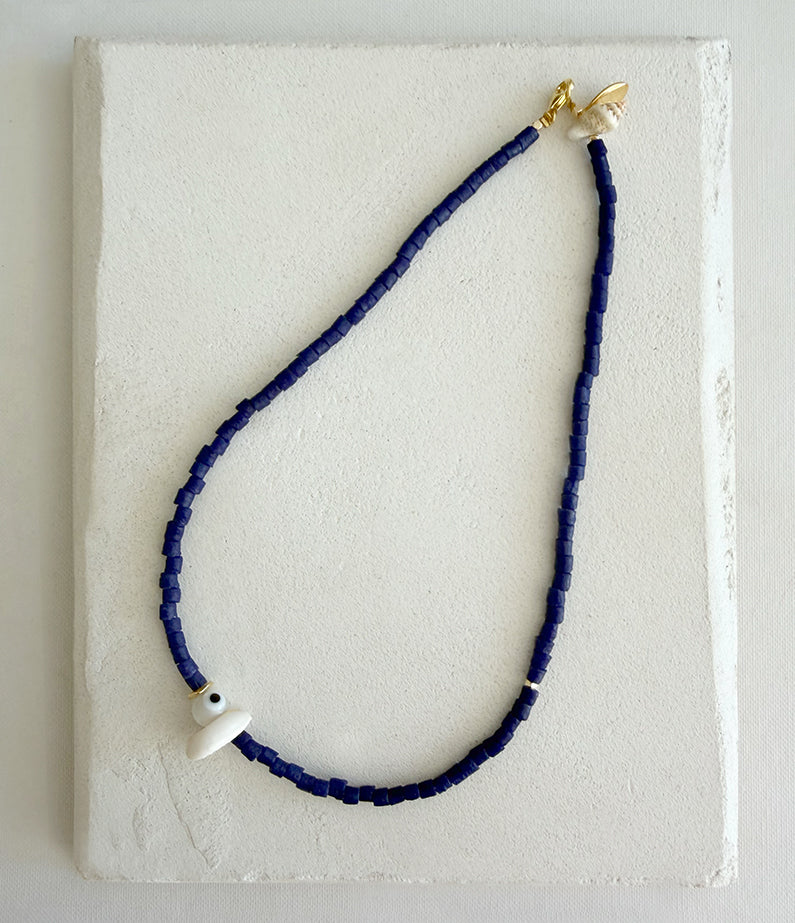 Vacanza Shell Sandcast Midi Necklace – Navy