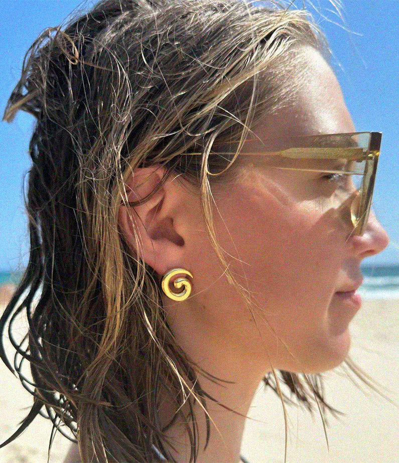 mini swirl gold earrings by briwok