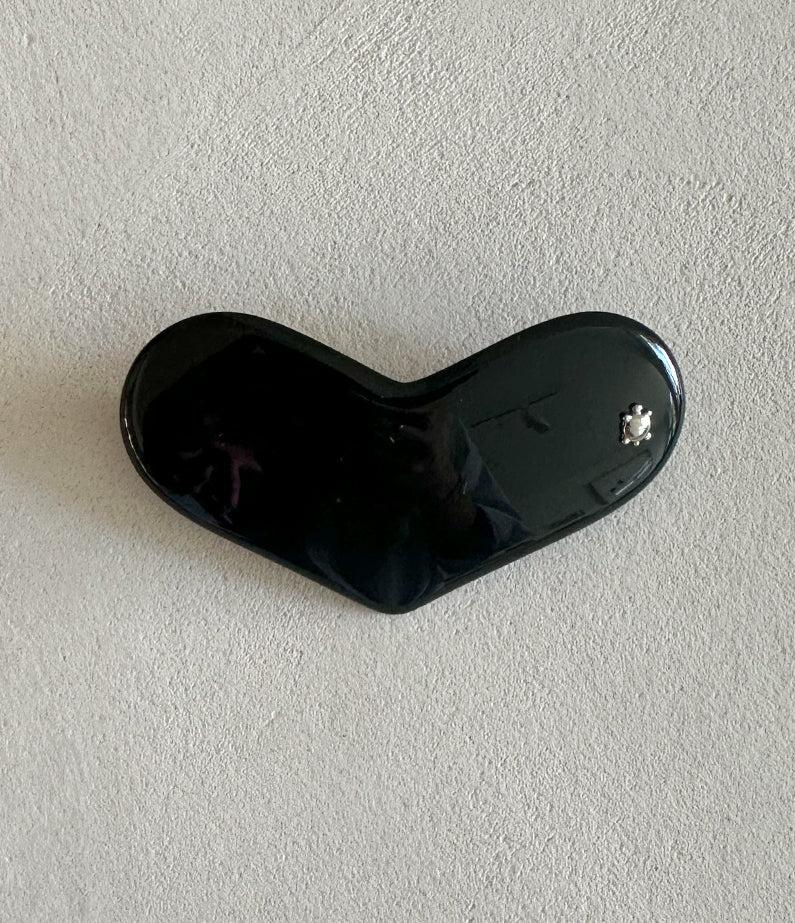 Turtle Story Single Heart Clip - Black