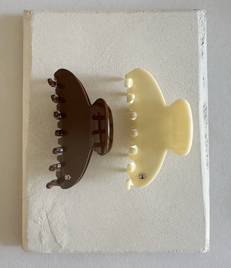 Turtle Story Iconic Medium Hair Jaw - Cream