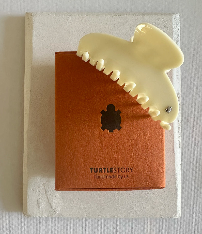 Turtle Story Iconic Medium Hair Jaw - Cream